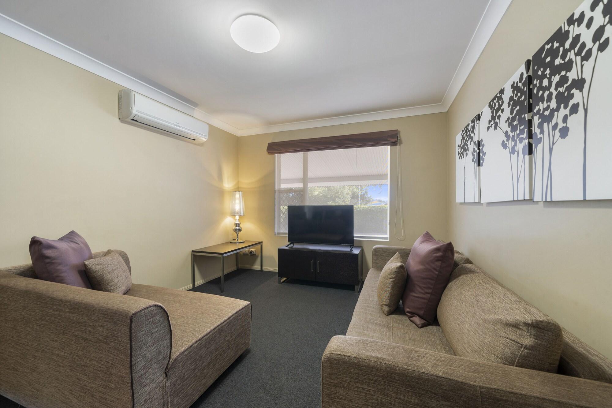 Ambassador On Ruthven Motel Toowoomba Exterior photo