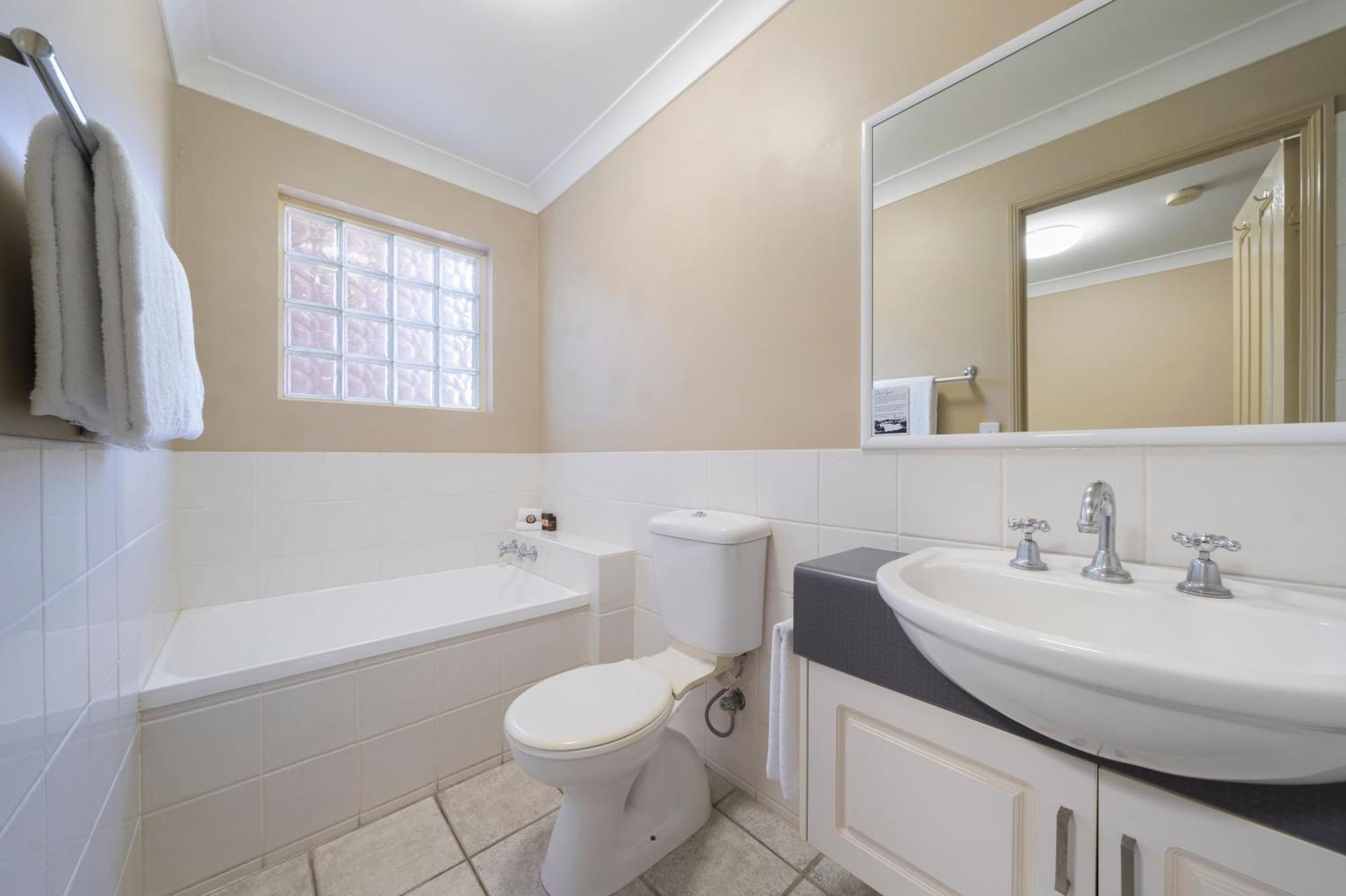 Ambassador On Ruthven Motel Toowoomba Room photo