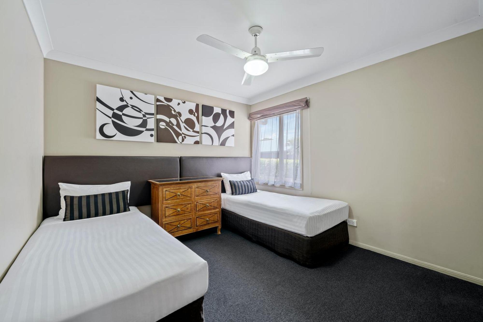 Ambassador On Ruthven Motel Toowoomba Room photo